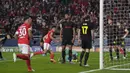 Tuan rumah Benfica merespon pada menit ke-25. Umpan mendatar Jan Vertonghen dari sisi kiri kotak penalti, salah diantisipasi oleh Sebastien Haller (tengah) yang berujung belok ke gawang sendiri. (AP/Armando Franca)