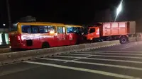 Truk sampah menabrak separator busway di depan RS Jakarta Medical Center (JMC), Mampang Prapatan, Jakarta Selatan. (Twitter/@TMCPoldaMetro/@akudewe90)