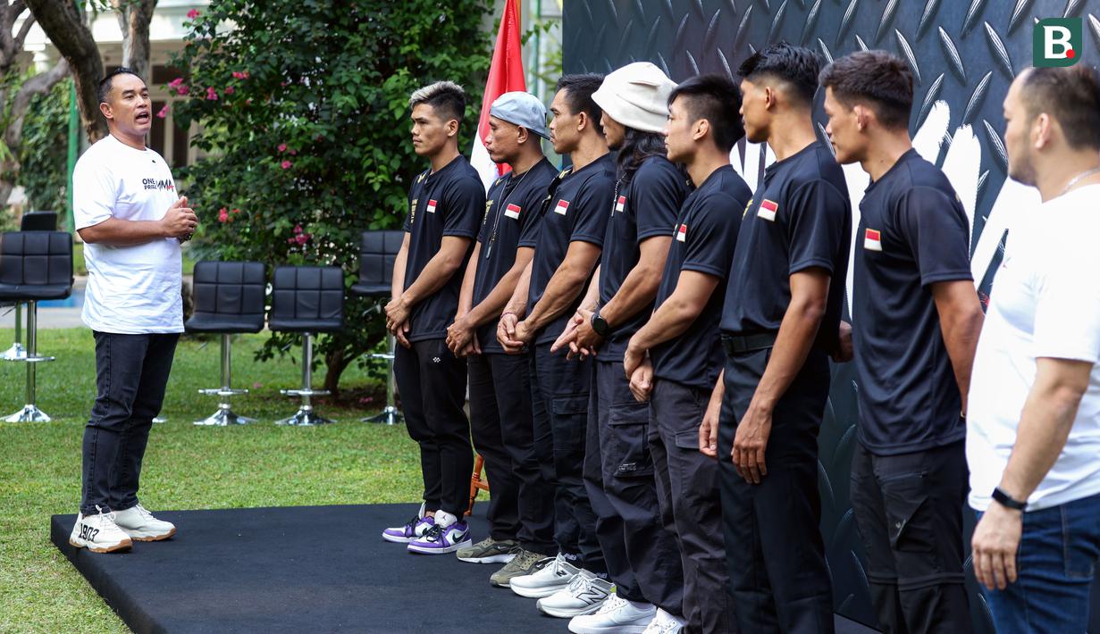 Ketua Umum Komite Olahraga Beladiri Indonesia (KOBI), Ardi Bakrie memberikan pesan kepada para fighter saat konferensi pers mengenai pemberangkatan atlet MMA ke China yang berlangsung di Menteng, Jakarta Pusat, Senin (21/10/2024). (Bola.com/Bagaskara Lazuardi)