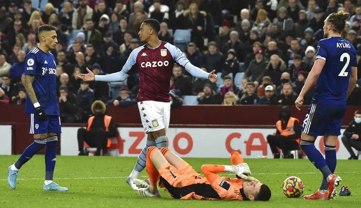 Pemainn Aston Villa Ezri Konsa (tengah) setelah melanggar kiper Leeds United Illan Meslier pada pertandingan sepak bola Liga Inggris di Villa Park, Birmingham, Inggris, 9 Februari 2022. Pertandingan berakhir dengan skor 3-3. (AP Photo/Rui Vieira)
