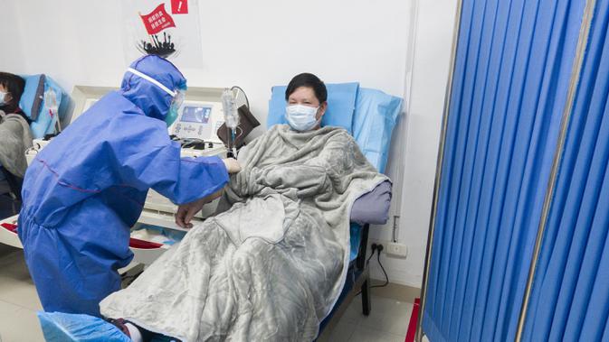 Pasien yang pulih dari coronavirus menyumbangkan plasma di Pusat Darah Wuhan di Wuhan, Hubei, China (17/2/2020). Beberapa pasien yang telah sembuh menganggap menjadi donor sebagai cara berterima kasih kepada masyarakat karena telah menerima perawatan yang efektif dan tepat waktu. (Xinhua/Cai Yang)