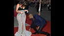 Kim Kardashian hadir bersama dengan Kanye West, keduanya tampak memamerkan kemesraan di depan publik, London, (2/9/14). (Dailymail)