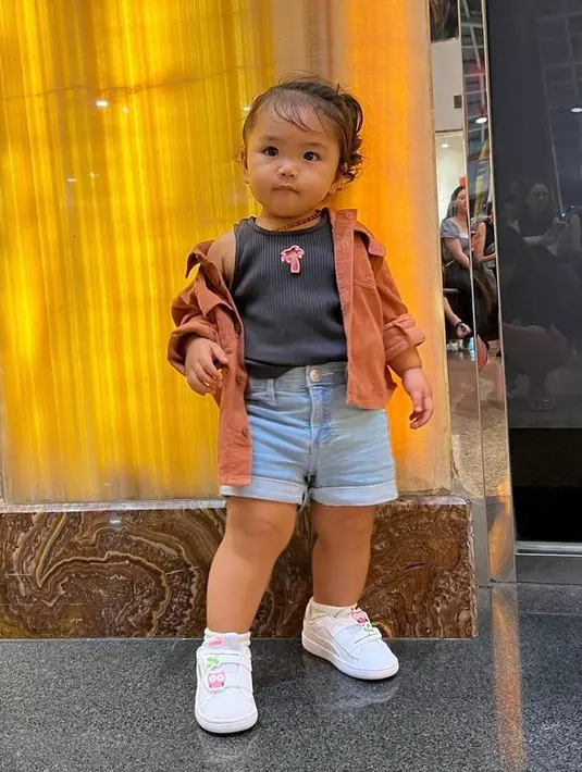 <p>Di setiap kesempatan, Xarena tampil begitu cantik. Lihat saja saat ia mengenakan outfit berlapis ini. [Foto: instagram.com/xarenazenata]</p>