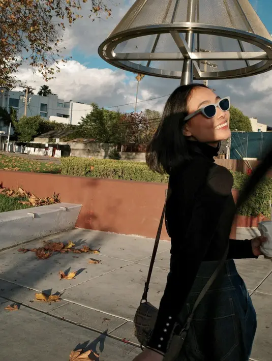 Gaya Fashionnya terbilang sederhana namun memukau. Paduan fashion item basic yang tak lekang oleh waktu terbukti hadirkan gaya sejuta pesona.  [Foto: Instagram/ Dhika Himawan]