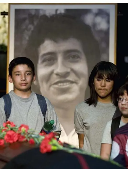 Jara menjadikan gitar sebagai senjata yang digunakannya untuk melakukan kritik terhadap pemerintah. Lagu hasil ciptaannya banyak mengangkat soal petani yang tak memiliki lahan dan pekerja pabrik yang berada di kelas menengah. (AFP/Bintang.com)