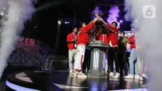 Tim Esports Bigetron Alpha mengangkat trofi juara usai mengalahkan Ion Beta pada babak final cabang game Mobile Legends Piala Presiden Esports 2022 di Istora Senayan, Jakarta, Minggu (13/11/2022). Bigetron Alpha berhasil menjadi juara satu usai mengalahkan Ion Beta dengan skor 3-0. (Liputan6.com/Herman Zakharia)