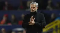 Pelatih Manchester United, Jose Mourinho memberi instruksi kepada para pemainnya saat bertanding melawan Sevilla pada leg kedua babak 16 Liga Champions di Old Trafford, Inggris (13/3). MU kalah atas Sevilla 2-1. (AFP Photo/Oli Scarff)