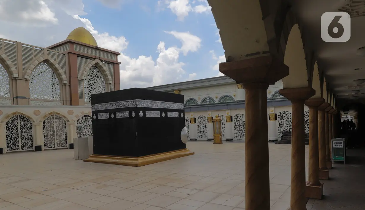 Miniatur Ka'bah terlihat di Masjid Nurul Iman, Blok M Square, Jakarta, Sabtu (2/4/2022). Miniatur Ka'bah tersebut didirikan sebagai fasilitas untuk calon jemaah dari agen perjalanan yang ingin melaksanakan latihan simulasi manasik haji dengan kapasitas 300 orang . (Liputan6.com/Herman Zakharia)