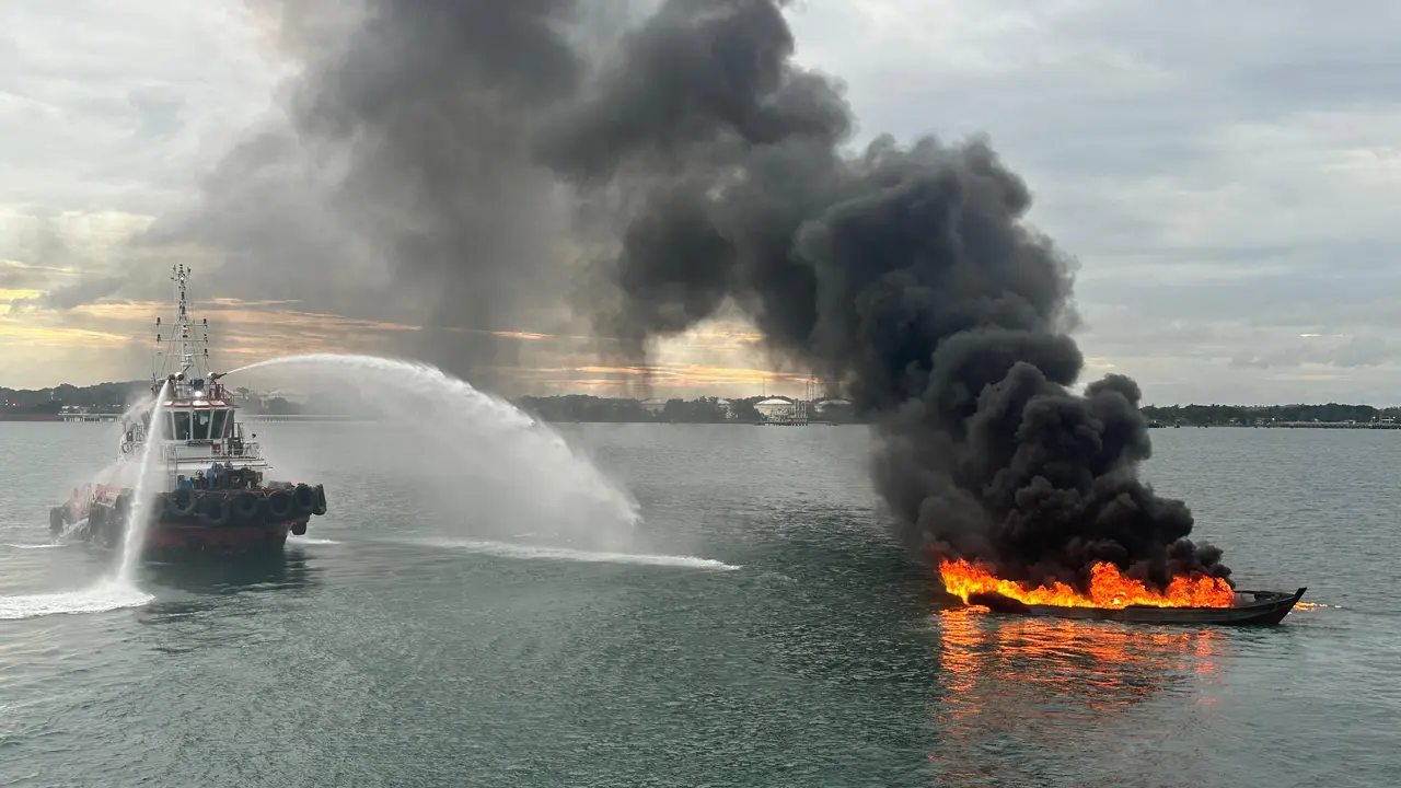 kapal misterius terbakar di perairan Bintan