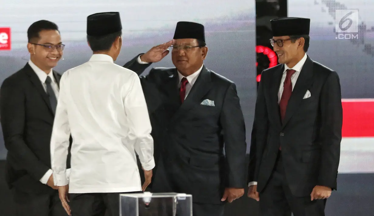 Capres dan Cawapres nomor urut 02 Prabowo Subianto-Sandiaga Uno hormat kepada Capres 01 Joko Widodo sebelum Debat Pilpres 2019 kelima di Hotel Sultan, Jakarta, Sabtu (13/4). Debat tersebut merupakan debat terakhir setelah kampanye akbar Jokowi-Ma'ruf Amin. (Liputan6.com/Johan Tallo)