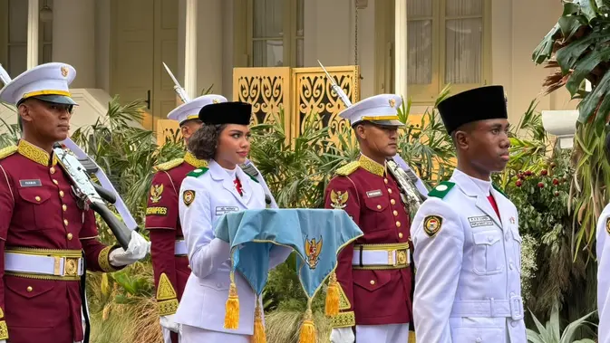 Putri Papua Jadi Pembawa Baki Upacara Penurunan Bendera HUT ke-81 RI di Istana