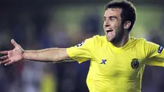 Selebrasi striker Villarreal Giuseppe Rossi usai mencetak gol kedua ke gawang Odense BK di leg kedua play-off Liga Champions yang digelar di El Madrigal, 23 Agustus 2011. Villarreal unggul 3-0. AFP PHOTO/ JOSEP LAGO 