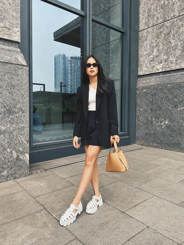 Maudy Ayunda Pakai Blazer ala Corporate SCBD