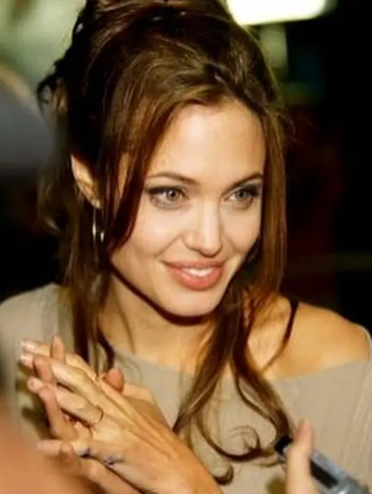 Perceraian pasangan Brangelina ini awalnya terjadi saat Jolie menggugat cerai Pitt. Namun kabar terbaru datang bahwa gugatan itu telah dicabutnya kembali oleh ibu dari enam orang anak itu.  (Instagram/brangelinaofficial)