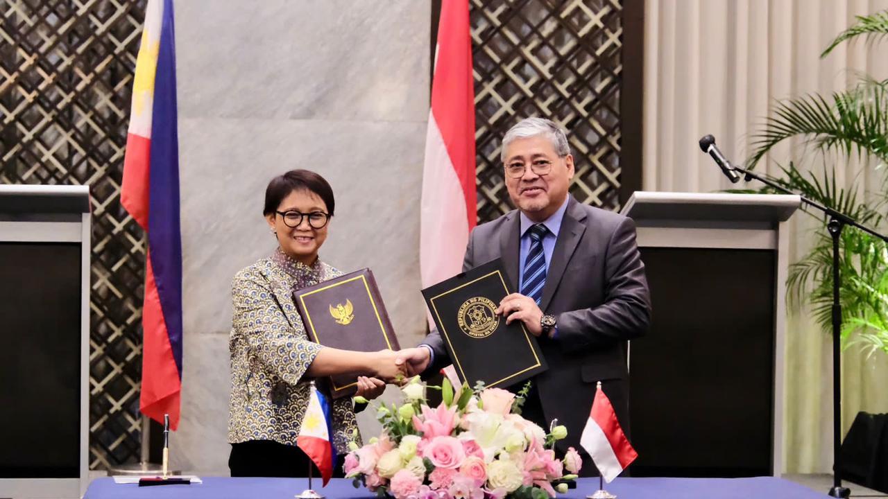Menteri Luar Negeri RI Retno Marsudi dan Menteri Luar Negeri Filipina Enrique Manalo dalam pertemuan bilateral di Manila, Filipina, Selasa (9/1/2024). (Dok: X/@Menlu_RI)