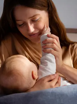 Masa menyusui adalah periode penting yang membutuhkan perhatian ekstra, baik untuk kesehatan bayi maupun kondisi tubuh ibu. Di tengah fokus merawat si kecil, banyak ibu mulai memikirkan metode kontrasepsi yang aman agar kehamilan dapat direncanakan dengan lebih baik. (foto/dok: freepik)