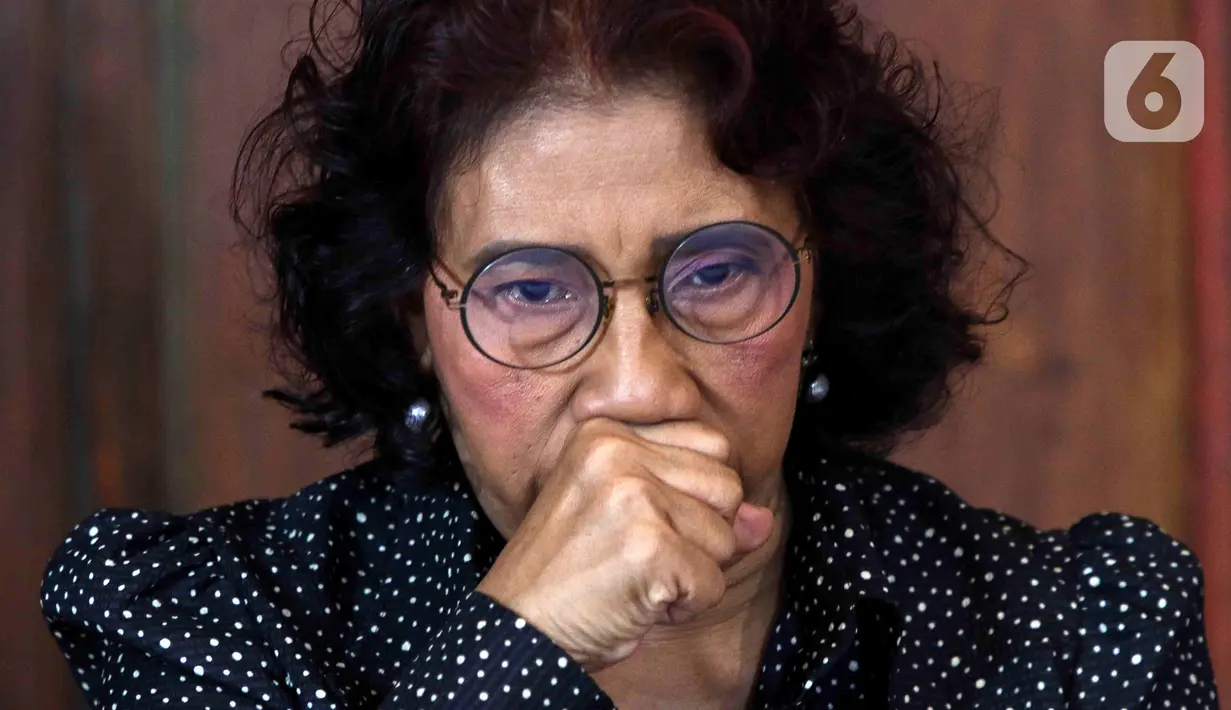 Pemilik Susi Air Susi Pudjiastuti saat menyampaikan keterangan terkait pembakaran pesawat dan penyanderaan Pilot Capt Philip Mark Mehrtens di Jakarta, Rabu (1/3/2023). Susi Pudjiastuti meminta maaf atas kejadian pembakaran dan penyanderaan pilot Susi Air yang berdampak kepada terhentinya 40 persen operasional penerbangan di Papua dan berharap kelompok penyanderaan bisa membebaskan pilot tersebut. (Liputan6.com/Herman Zakharia)