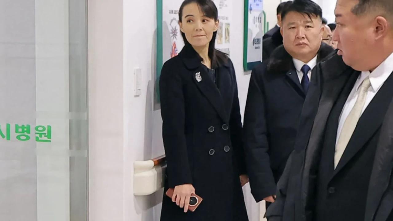 Adik Kim Jong Un Kepergok Pakai Ponsel Lipat Buatan China