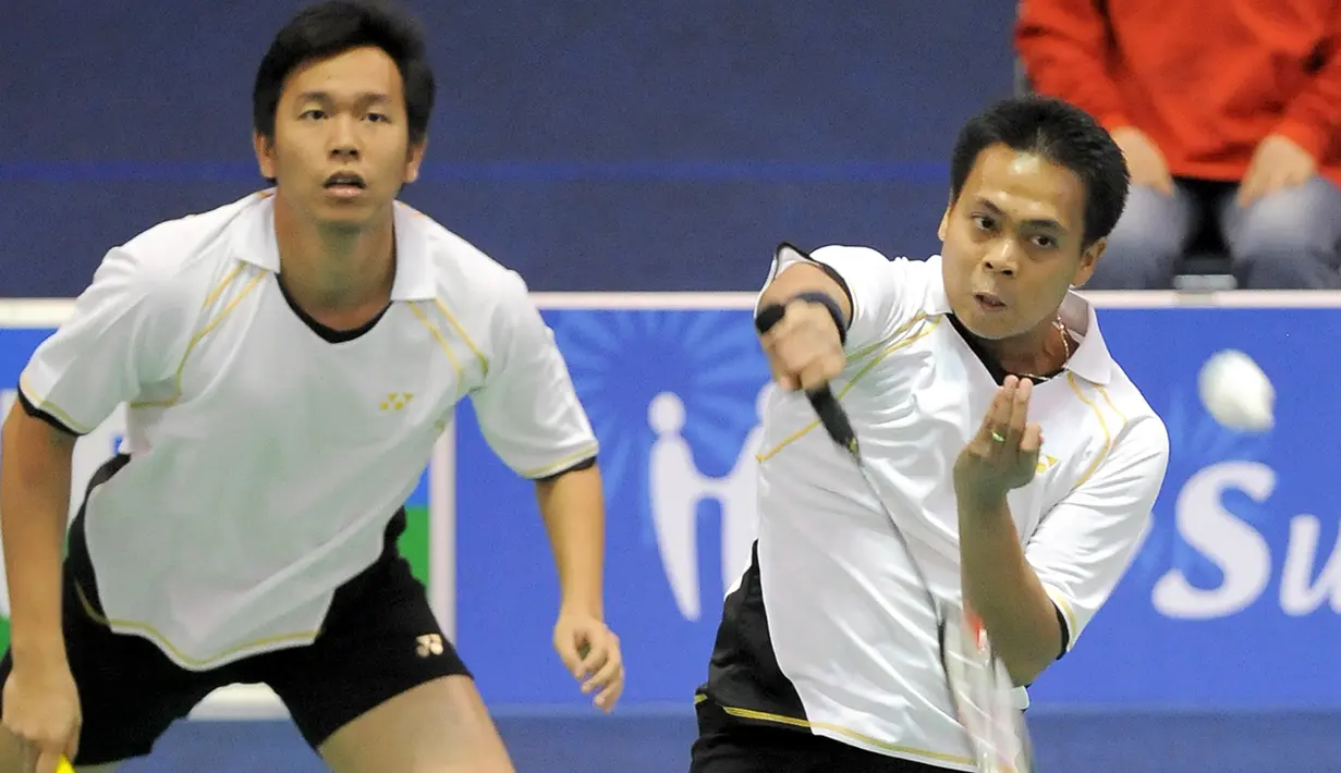 Pebulu tangkis Indonesia, Markis Kido (kanan) dan Hendra Setiawan bermain melawan Ko Sung-Hyun dan Yoo Yeon-Seong dari Korea Selatan dalam Kejuaraan Bulu Tangkis Asia di Suwon, Seoul pada 12 April 2009. Markis Kido meninggal dunia pada Senin, 14 Juni 2021 di usia 36 tahun. (JUNG YEON-JE / AFP)