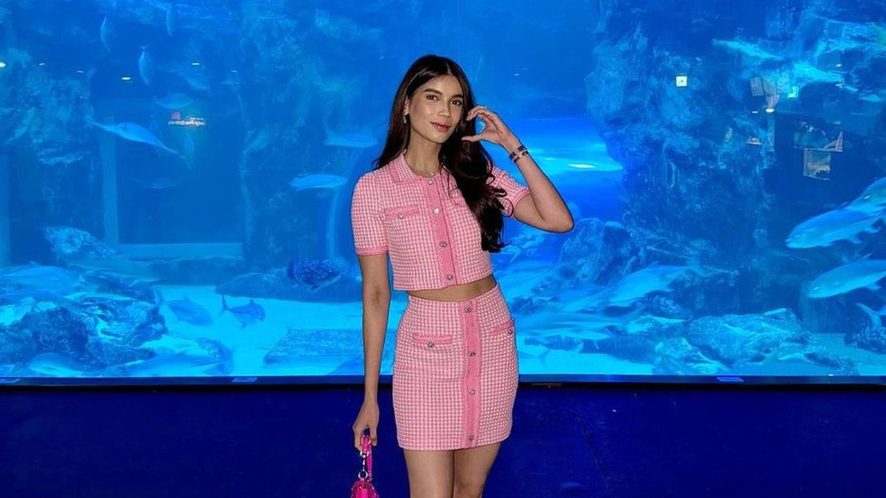 Dalam dress pink yang memikat, Sabrina bertransformasi menjadi bintang Korea Hong Hae-In,&nbsp;