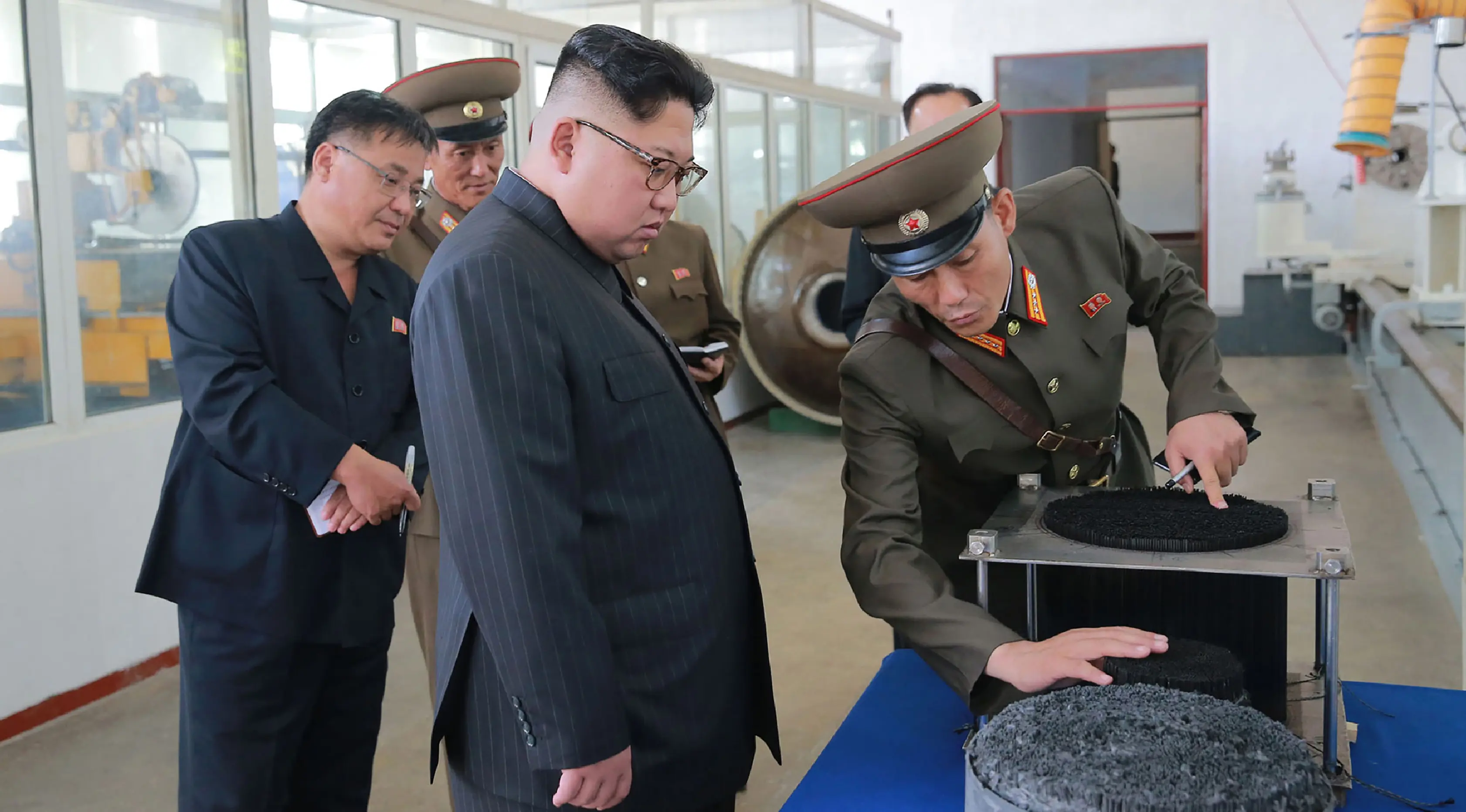  Pemimpin Korea Utara, Kim Jong-Un melihat material kimia di Akademi Ilmu Pertahanan pada tanggal 23 Agustus 2017. Dalam kunjungannya Kim Jong-un ditunjukkan tentang proses pembuatan ujung kepala rudal balistik antara benua. (AFP Photo/Kcna Via Kns/Str)
