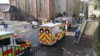 Kendaraan penyelamat di dekat lokasi penusukan/penikaman di Bavaria, Jerman. (AP)