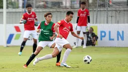 Peserta seleksi Timnas Indonesia U-17 sekaligus putra selebritas Darius Sinathrya, Lionel Nathan Sinathrya (tengah kiri) saat mengikuti seleksi Timnas Indonesia U-17 untuk Piala Dunia U-17 di Lapangan A, Senayan, Jakarta, Rabu (16/08/2023). (Bola.com/Abdul Aziz)