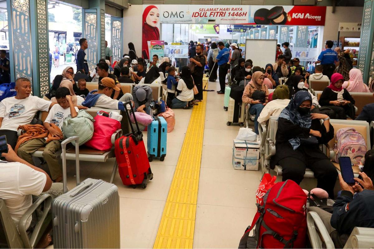 Stasiun Pasar Senen dipadati pemudik jelang Lebaran 2025