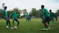Bek timnas U-22 Indonesia, Hansamu Yama Pranata (kedua dari kiri) berebut bola saat berlatih di Lapangan Sutasoma, Halim Perdanakusuma, Jakarta, Selasa (3/3/2015). (Liputan6.com/Helmi Fithriansyah)