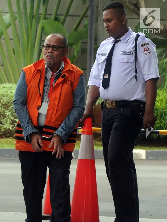 Sekretaris Daerah Kota Dumai nonaktif Muhammad Nasir tiba di Gedung KPK, Jakarta, Rabu (13/3). Muhammad Nasir diperiksa sebagai saksi untuk tersangka Direktur Utama PT Mawatindo Road Construction, Hobby Siregar. (merdeka.com/Dwi Narwoko)