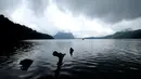 Menurut masyarakat setempat, danau Gunung Tujuh adalah danau keramat karena dihuni dan dijaga mahkluk gaib yang berbentuk seperti manusia yang bernama Saleh Sri Menanti dan Lbei Sakti. Foto diambil Minggu (17/5/2015). (Liputan6.com/Helmi Fithriansyah)