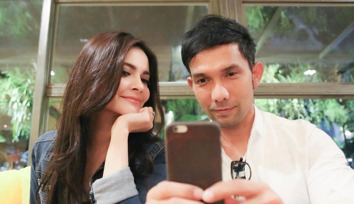 Indra Herlambang pernah ungkap jika tipe persahabatannya dengan Cut Tari cukup unik. Jika Cut Tari ingin bercerita ia dengan tangan terbuka mendengarkan curhatan sahabatnya, namun jika belum siap berbagai cerita, tentunya tidak ada paksaan atau kepo dengan urusan orang. Saking dekatnya, artis yang pernah kerja sebagai pembawa acara infotainment ini sudah seperti saudara kandung. (Liputan6.com/IG/@cuttaryofficial)