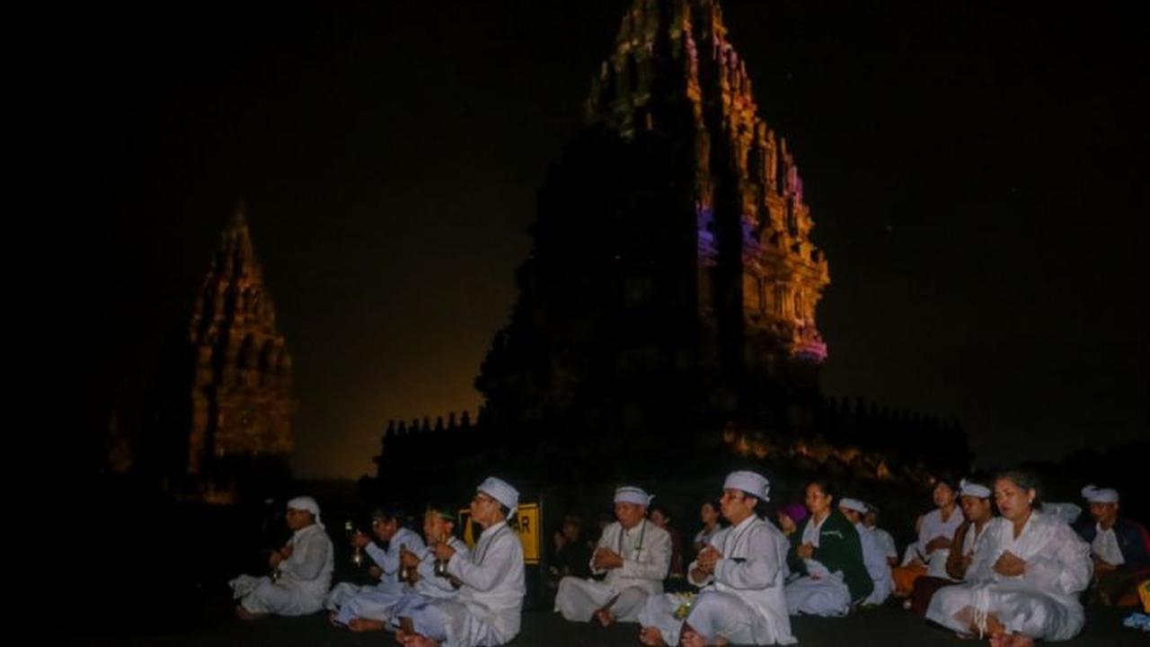 Mahashivaratri Candi Prambanan: 1.008 Dipa dan Irama Damaru Terangi Malam Sakral