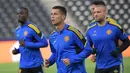 Penyerang Manchester United, Christiano Ronaldo (tengah) bersama rekan satu timnya melakukan pemanasan dalam sesi latihan di Bern (13/9/2021). Manchester United akan bertanding melawan Young Boys pada Grup F Liga Champions di Stadion Wankdorf. (AFP/Sebastien Bozon)