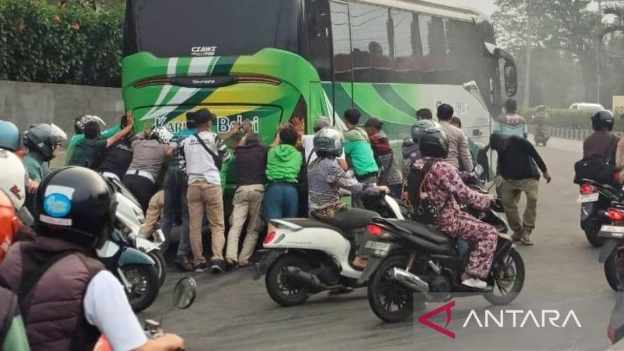Detik-detik Bus Terbakar di Cianjur Sempat Meledak, Damkar Turunkan Dua Unit Mobil Padamkan Api
