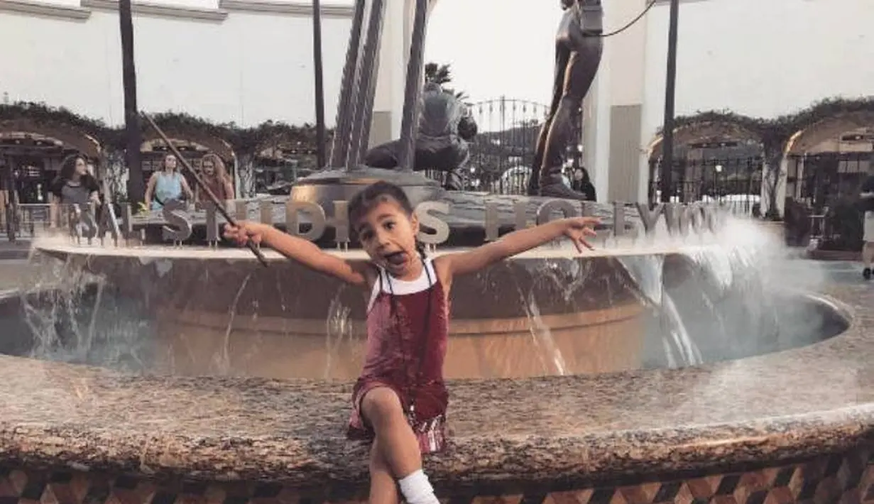 Nah ini ketika North West lagi berkunjung ke Universal Studio Hollywood! (instagram/kimkardashian)