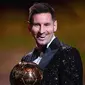 Terpilihnya Lionel Messi sebagai penerima penghargaan Ballon d'Or 2021 masih menyisakan ketidakpuasan, khususnya kubu yang lebih menjagokan sang runner-up, Robert Lewandowski. Striker Bayern Munchen itu dinilai lebih layak karena meraih 4 gelar bersama Muenchen. (AFP/Franck Fife)