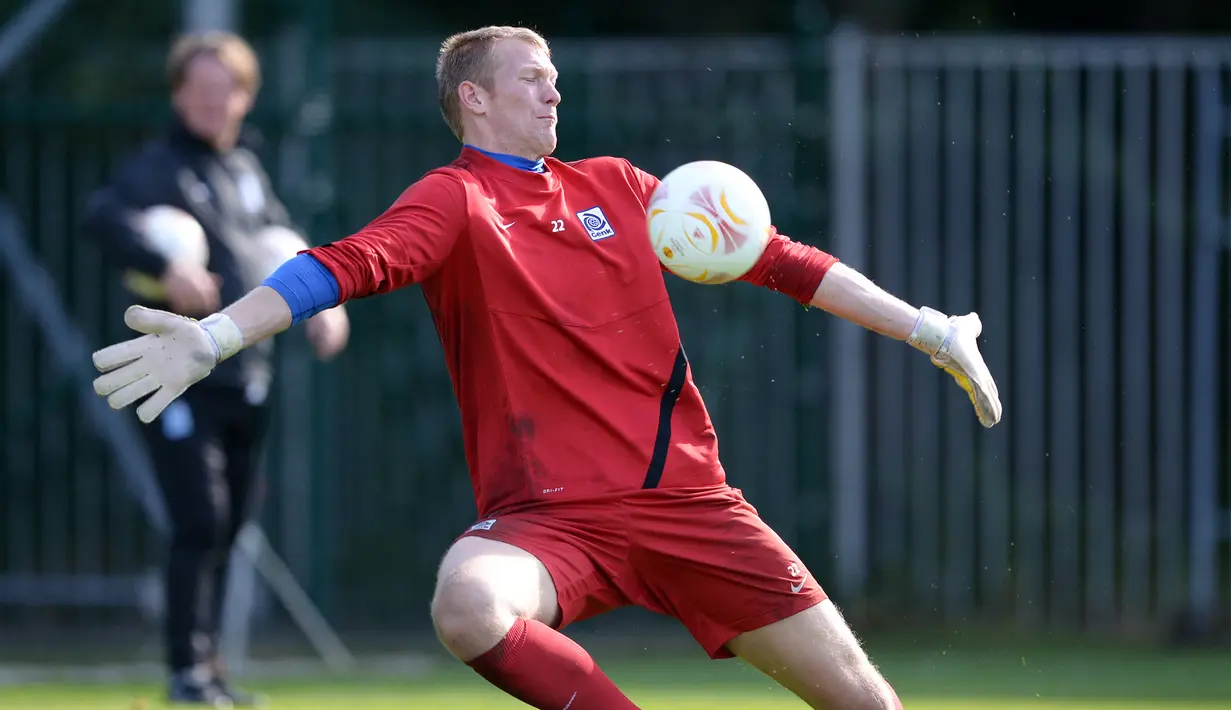 Kristof van Hout. Kiper Belgia berusia 35 tahun ini memiliki tinggi 208 cm. Sejak Juli 2015 ia memperkuat KVC Westerlo di kompetisi kasta kedua di Liga Belgia. Sebagai kiper pelapis, sejak 2015 ia baru tampil 23 laga dengan torehan 6 kali clean sheet dan kemasukan 32 gol. (AFP/Belga/Yorick Jansens)