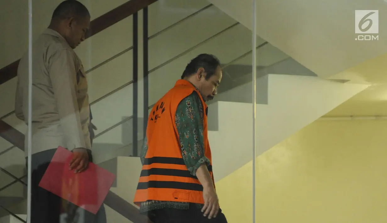 Kadis Dikbud Pemkab Nganjuk, Ibnu Hajar usai diperiksa di Gedung KPK, Jakarta, Rabu (1/11). Ibnu Hajar diperiksa sebagai saksi dugaan suap mutasi dan promosi jabatan di lingkungan Pemkab Nganjuk dengan tersangka Suwandi. (Liputan6.com/Helmi Fithriansyah)
