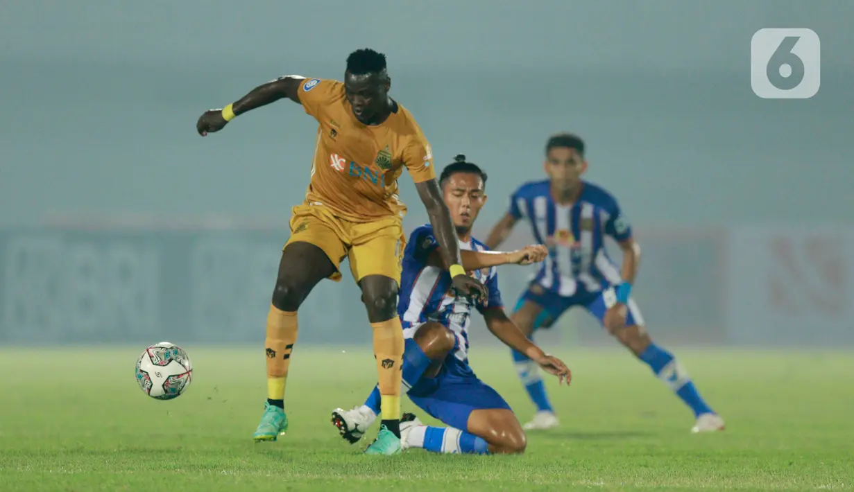 Striker Bhayangkara FC, Ezechiel Endouasel, berusaha melewati pemain Persiraja Banda Aceh pada laga BRI Liga 1 di di Stadion Indomilk Arena, Minggu (29/8/2021). Bhayangkara FC berhasil mengalahkan lawannya Persiraja Banda Aceh dengan skor 2-1. (Bola.com/M iqbal Ichsan)
