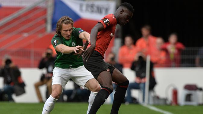 Ismaila Sarr (kanan) diminati Arsenal (JEAN-FRANCOIS MONIER / AFP)