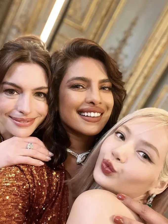 Hadir di  BVLGARI Paris, Lisa BLACKPINK akrab dengan Anne Hathaway dan Priyanka Chopra 