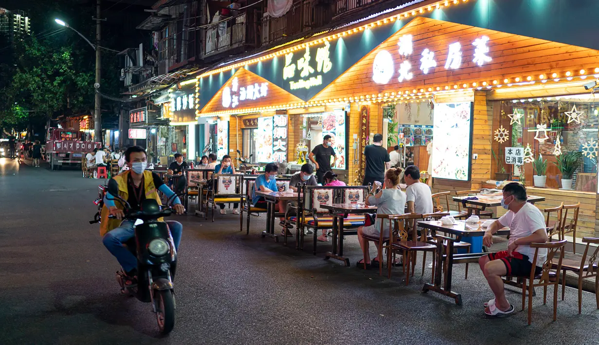 Warga mengunjungi pasar malam di Jalan Baocheng di Wuhan, Provinsi Hubei, China tengah, pada 1 Juni 2020. Kehidupan perkotaan di Wuhan, wilayah yang sempat terdampak parah oleh COVID-19, telah berangsur kembali normal. (Xinhua/Xiong Qi)