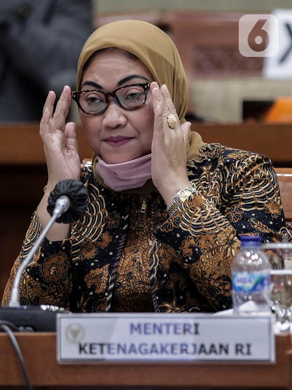 Menteri Ketenagakerjaan Ida Fauziyah mengikuti rapat kerja dengan Komisi IX DPR di Kompleks Parlemen, Senayan, Jakarta, Rabu (8/7/2020). Rapat tersebut membahas mengenai perlindungan Pemerintah terhadap ketahanan struktur ketenagakerjaan saat Pandemi Covid-19. (Liputan6.com/Johan Tallo)