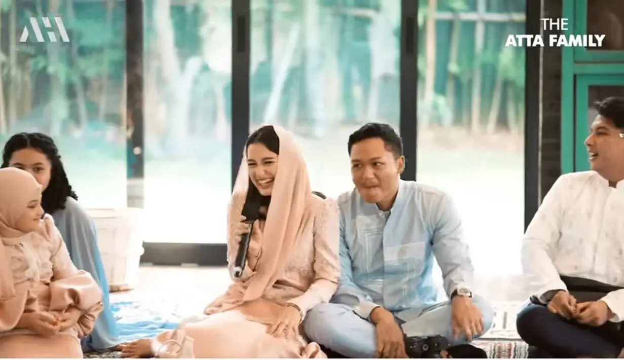 "Masyallah sarah cantik banget bak kaya puteri Raja...Sihat dan bahagia selalu semuanya," tulis brotherpits. "MasyaAllah sarah Cantik bgt," tulis mrsinun. "Masya Allah Kak Sarah cantiq bingit,seneng liatnya," tulis ninapuspakania. [Youtube/ AH]