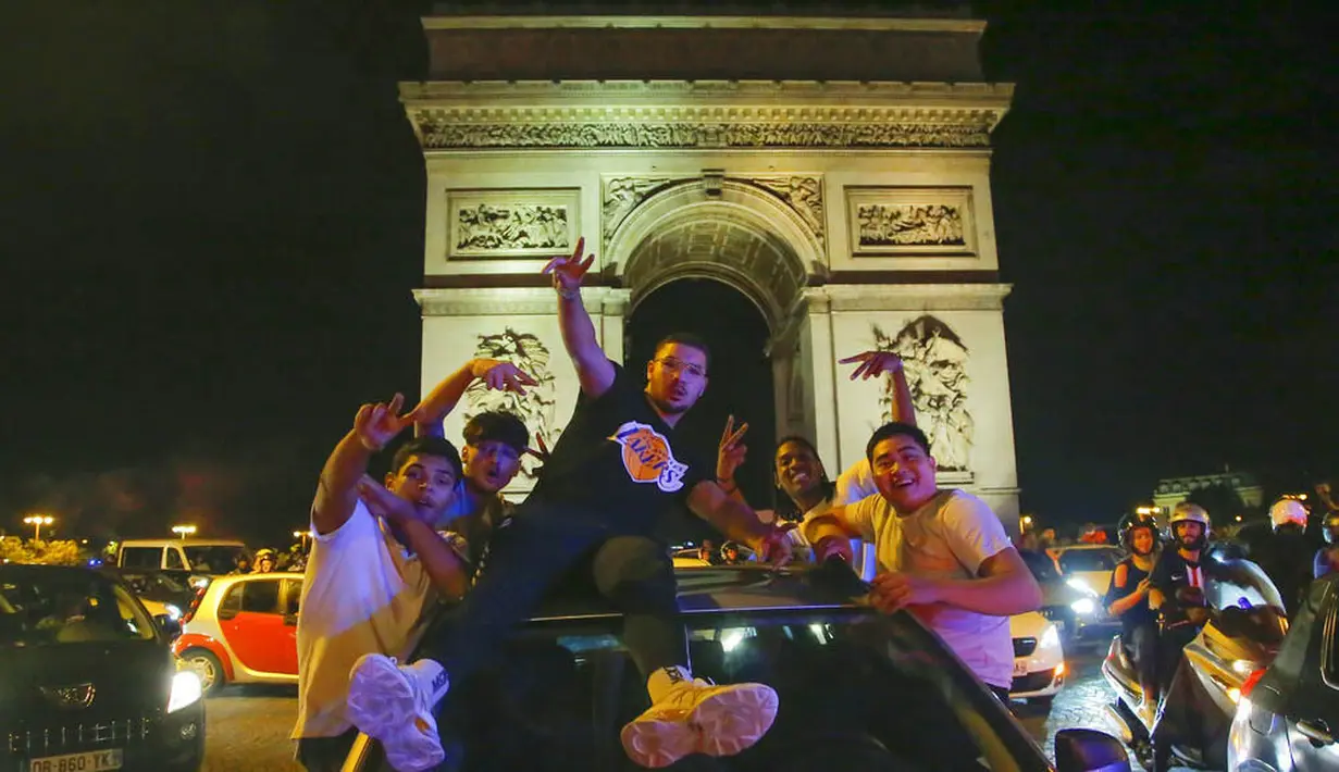 Suporter Paris Saint Germain (PSG) merayakan keberhasilan lolos ke final Liga Champions di Paris, Rabu (19/8/2020). Berkat kemenangan atas RB Leipzig, PSG untuk pertama kalinya berhasil lolos ke final Liga Champions. (AP/Michel Euler)