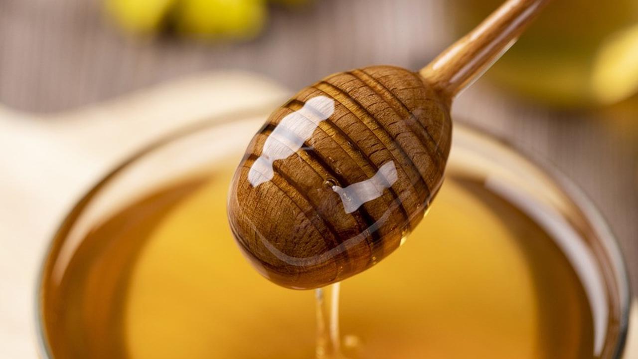 7 Cara Menghilangkan Jerawat Ampuh dan Alami, Gunakan Madu hingga Minyak Tea Tree