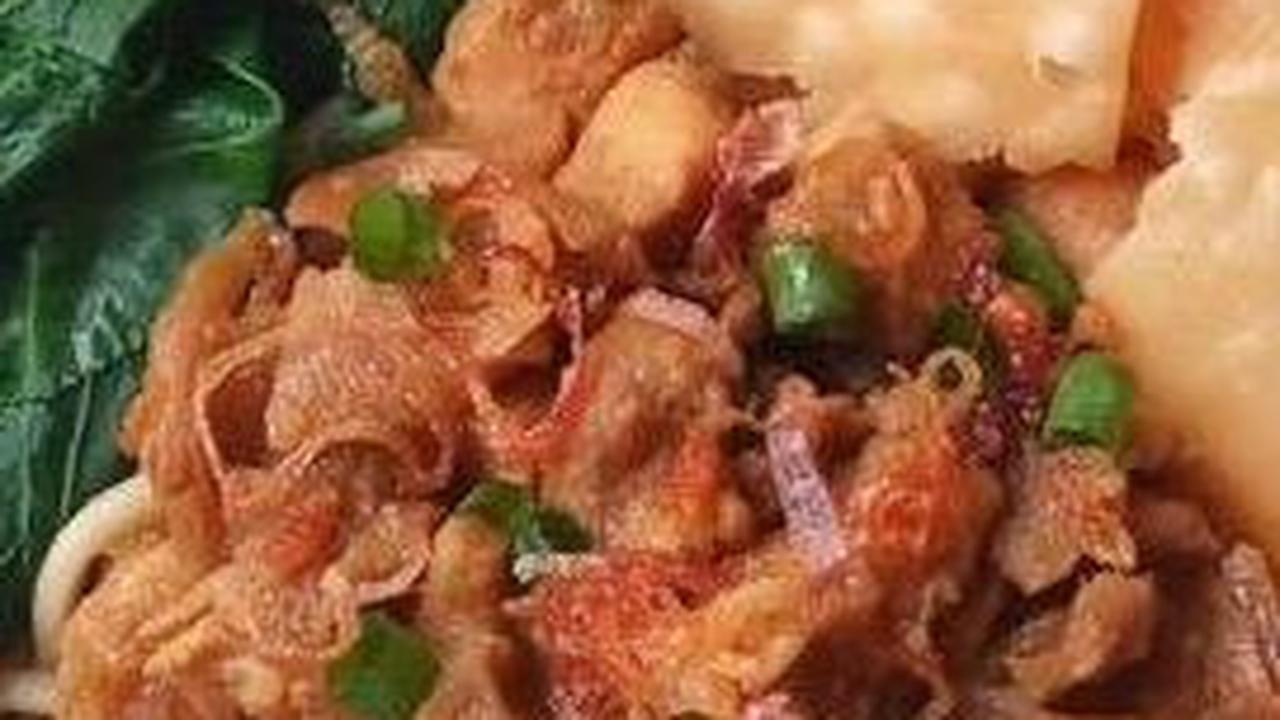 Bagaimana? Mudah bukan membuatnya? Kini tak perlu jauh-jauh keluar rumah, Anda bisa menikmati mie ayam ala abang-abang langsung dari dapur Anda sendiri. Selamat menikmati.