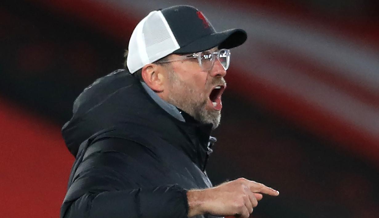 Pelatih Liverpool, Jurgen Klopp, berteriak kepada pemainnya saat menghadapi Southampton pada laga lanjutan Liga Inggris, Selasa (5/1/2021). Liverpool takluk 0-1 menghadapi Southampton. (AFP/Adam Davy/pool)