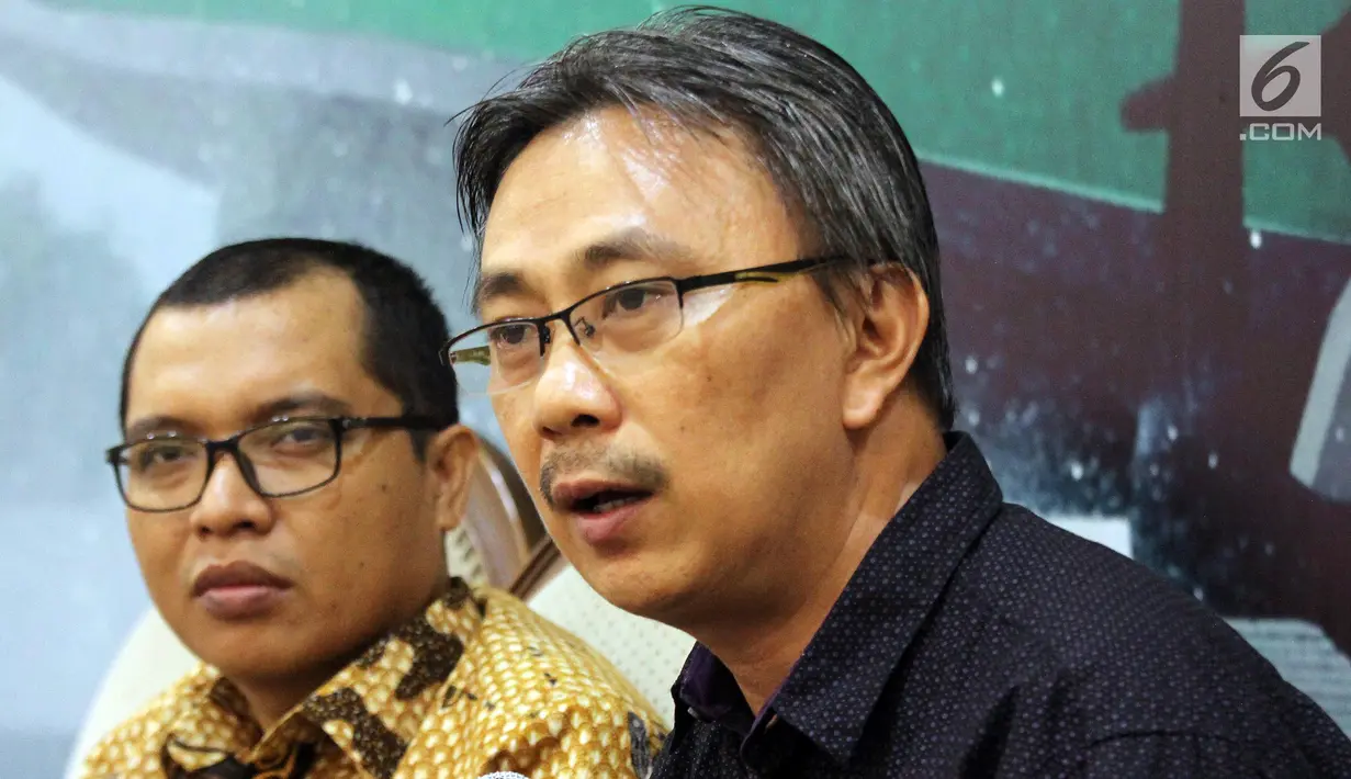 Mantan Kepala Humas PGI Jeirry Sumampow (kanan) bersama Anggota Baleg DPR F-PPP Achmad Baidowi saat diskusi “RUU Pesantren dan Pendidikan Keagamaan” di Jakarta, Selasa (30/10). PGI memprotes sejumlah pasal dalam RUU tersebut. (Liputan6.com/JohanTallo)